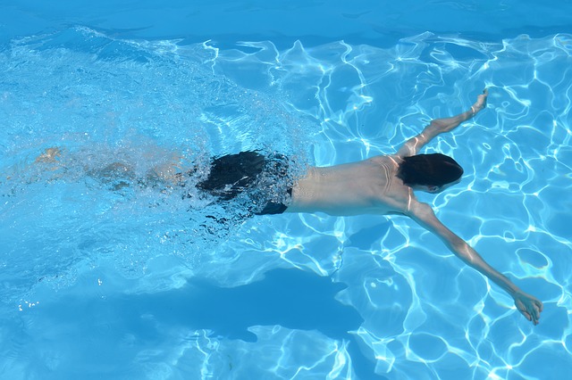 plavání v bazénu.jpg